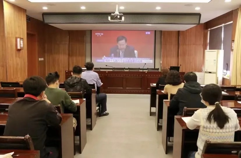 猎豹体育师生认真学习党的十九届六中全会精神.webp.jpg