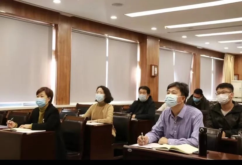 猎豹体育师生认真学习党的十九届六中全会精神.webp.jpg